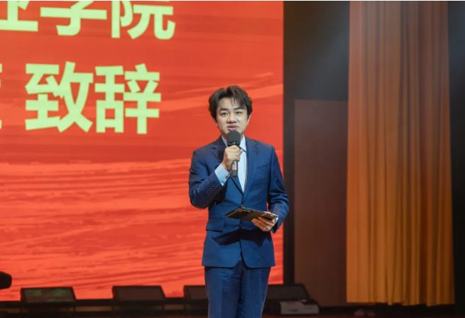 任高校教授 王祖蓝又多了个身份